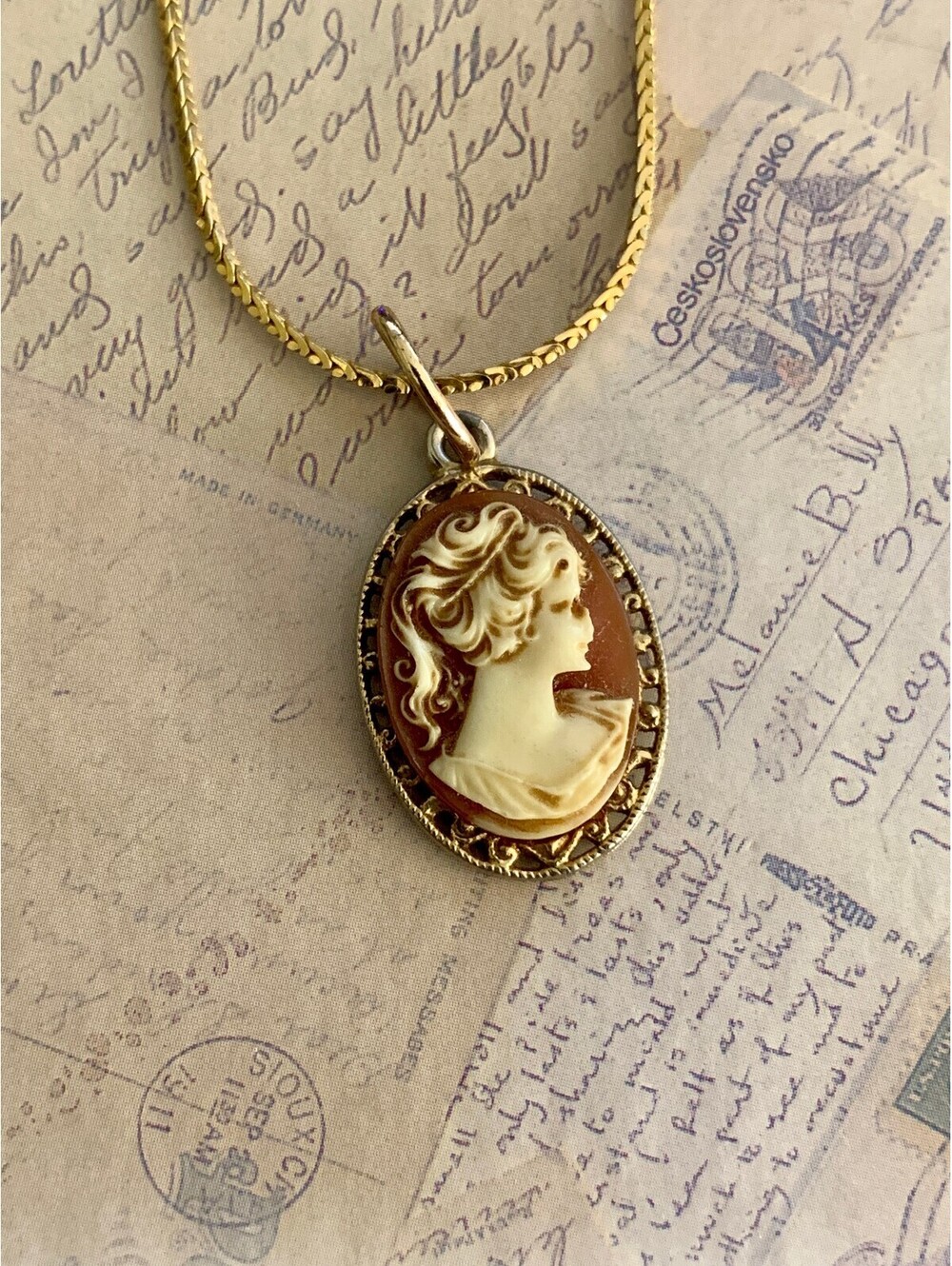 Vintage Elegant Cameo Pendant Necklace with Gold Chain - Classic Style Charm